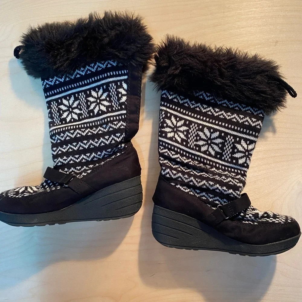 Red Camel Summit Black White Knit Snowflake Wedge Boot size 8M (GO)